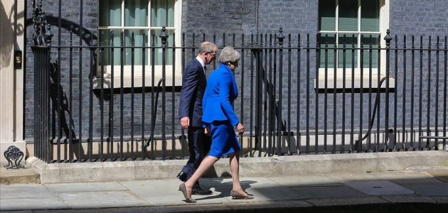 İngiltere Başbakanı May Kraliçe’ye istifasını sundu