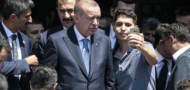 Cumhurbaşkanı Erdoğan, cuma namazını Başyazıcıoğlu Camisi’nde kıldı