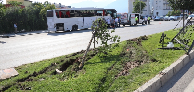 Yolcu otobüsü, kamyonet ve tır çarpıştı: 4 yaralı