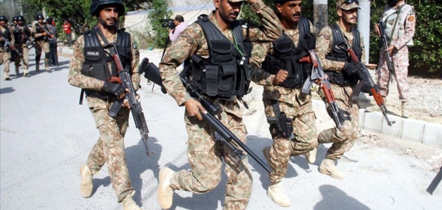 Pakistan’da iki saldırıda 10 asker hayatını kaybetti