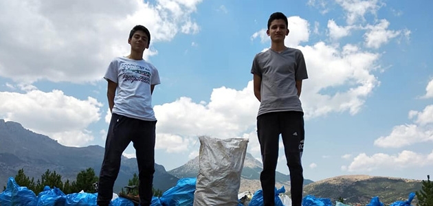 Liseli gençler barajdaki çöpleri temizledi