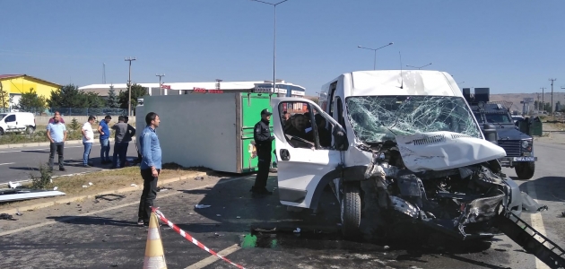 Sivas’ta trafik kazası: 4’ü polis 6 yaralı