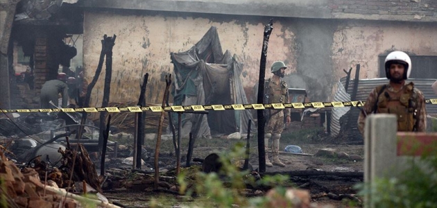 Pakistan’da askeri eğitim uçağı evlerin arasına düştü: 17 ölü