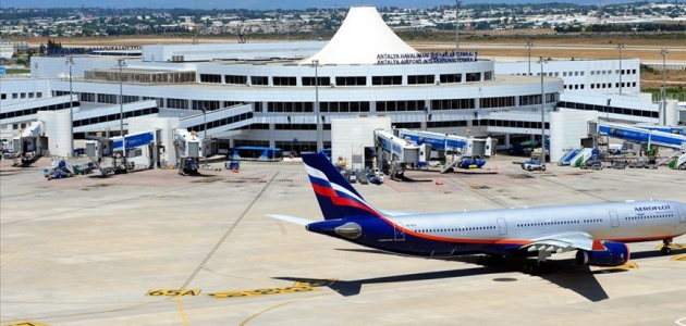 Antalya Havalimanı’na saatte 20 uçak indi