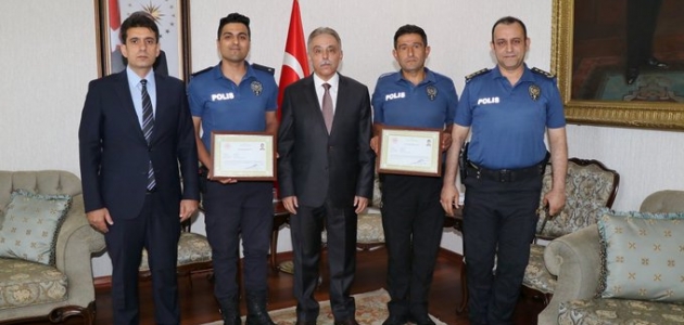 Konya Valisi Cüneyit Orhan Toprak, iki polisi ödüllendirdi