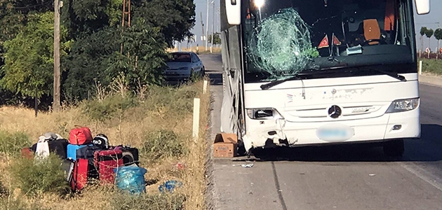 Konya’da tur otobüsü bariyerlere çarptı: 5 yaralı