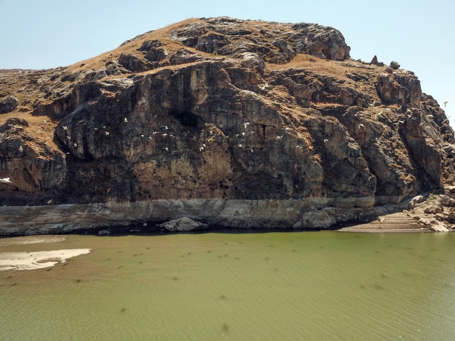 Baraj suları çekilince eski köy yeniden göründü