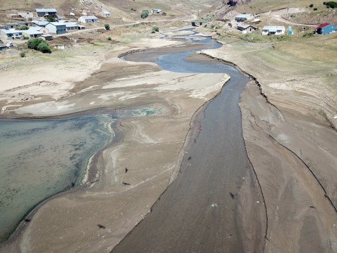 Baraj suları çekilince eski köy yeniden göründü