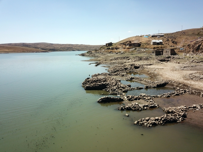 Baraj suları çekilince eski köy yeniden göründü
