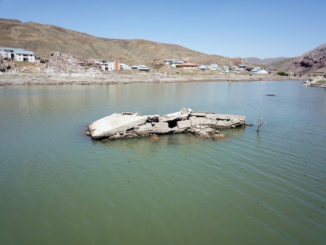 Baraj suları çekilince eski köy yeniden göründü