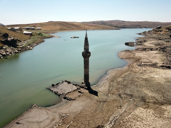 Baraj suları çekilince eski köy yeniden göründü