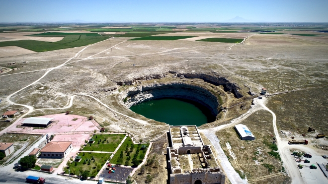 Tarihi han ve obruk gölü turizmin gözdesi olacak