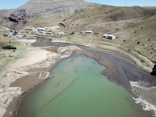 Baraj suları çekilince eski köy yeniden göründü