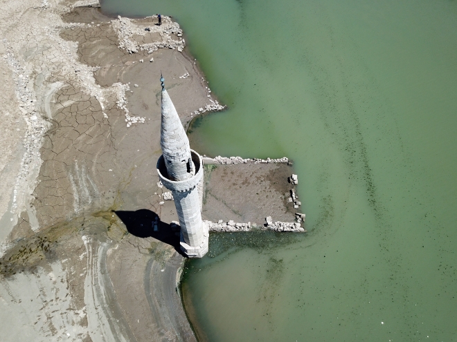 Baraj suları çekilince eski köy yeniden göründü