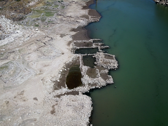 Baraj suları çekilince eski köy yeniden göründü