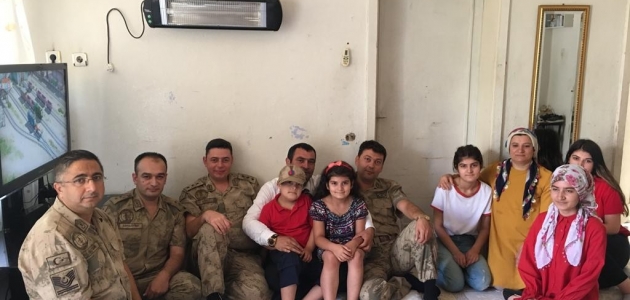 Jandarmadan şehit piyade er Özcan’ın ailesine bayram ziyareti