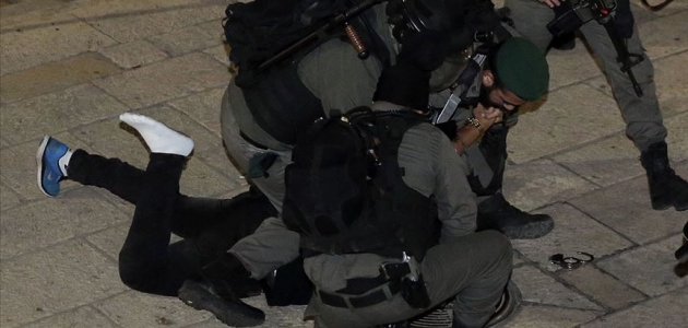 İsrail güçleri gece baskınlarında 23 Filistinliyi gözaltına aldı