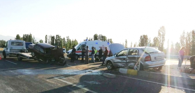 Seydişehir’de iki otomobil çarpıştı: 3 yaralı