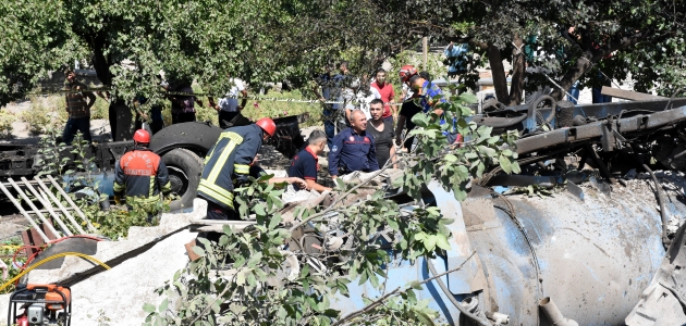 Kanal açma aracı evin üzerine devrildi: 4 ölü