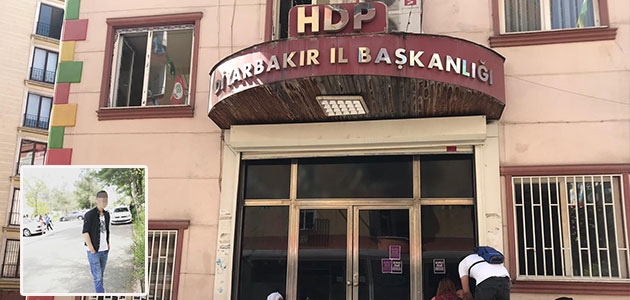 Diyarbakır’da bir anneden daha HDP önünde oturma eylemi
