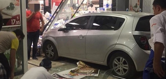 3 yaşındaki çocuğun çalıştırdığı araç markete daldı