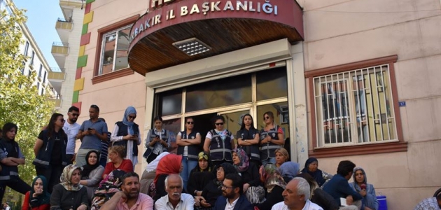 Evlatları için nöbet tutan Diyarbakır annelerine destek