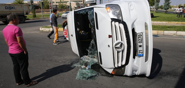Diyarbakır’da minibüs ve otomobil çarpıştı: 9 yaralı