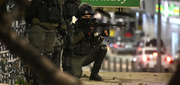 İsrail güçleri gece baskınlarında 14 Filistinliyi gözaltına aldı