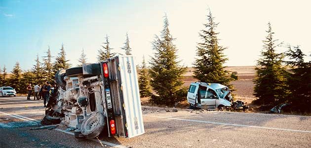 Eskişehir’de ticari araç ile kamyonet çarpıştı: 2 ölü, 2 yaralı
