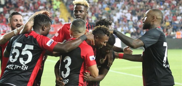 5 gol ve 3 kırmızı kartlı maçın kazananı Gazişehir
