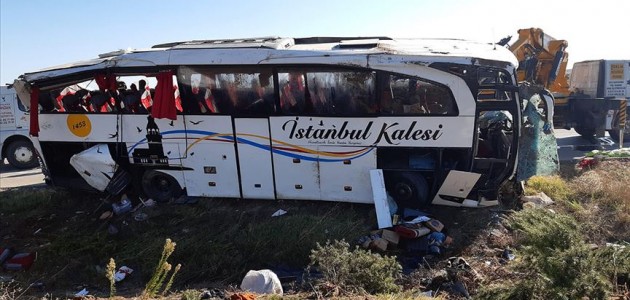 Afyonkarahisar’da yolcu otobüsü devrildi: 1 ölü, 40 yaralı