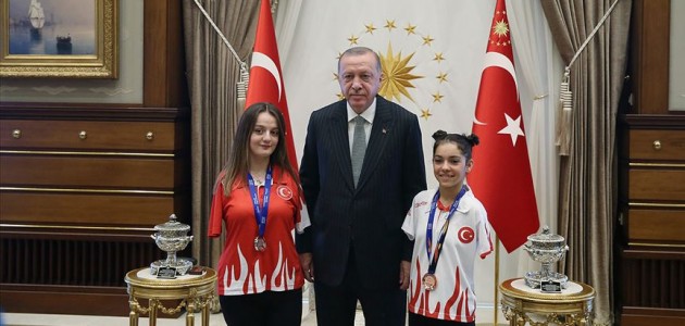 Cumhurbaşkanı Erdoğan paralimpik yüzücüleri kabul etti