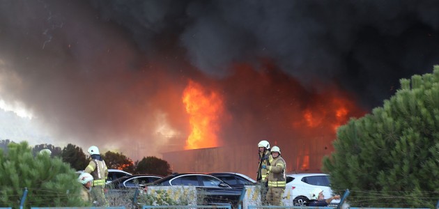 Tuzla’daki fabrika yangını kısmen kontrol altına alındı