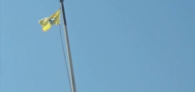 YPG/PKK bir bayrağını indirip diğerini astı