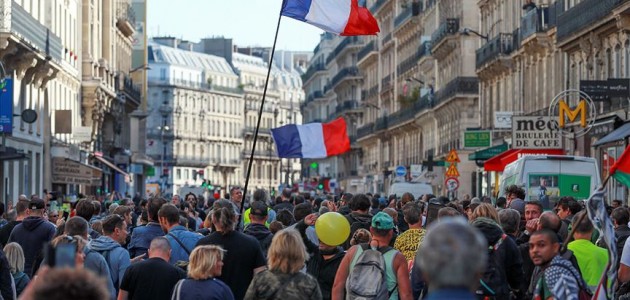 Fransa’da sarı yelekliler gösterilerin 45. haftasında sokaklarda