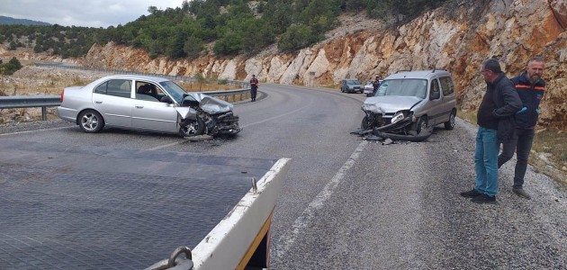 Konya’da hafif ticari araç otomobille çarpıştı: 4 yaralı