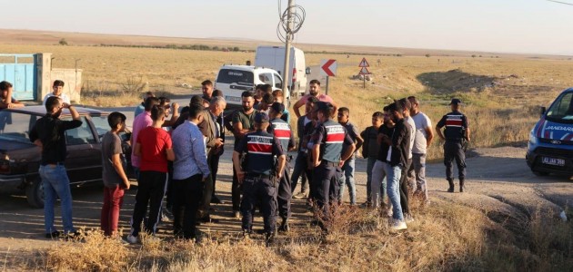 Konya’da kazada hayatını kaybedenlerin yakınları yolu kapatarak yardım istedi