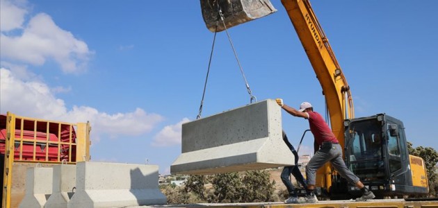 Afrin sınırına beton blok sevkiyatı