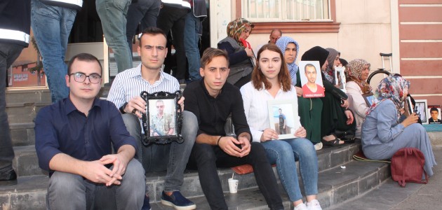 Konya Selçuk Üniversitesi öğrencilerinden HDP önündeki ailelere destek ziyareti