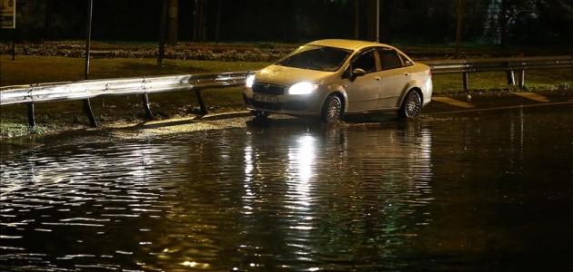 İstanbul’da kuvvetli fırtına ve sağanak hasara yol açtı
