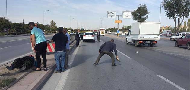 Konya’da yolun karşısına geçmeye çalışan çifte otomobil çarptı