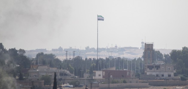 Tel Abyad’ın batısına SMO bayrağı asıldı