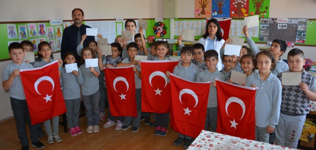 Öğrencilerden Mehmetçiğe destek mektubu ve Türk Bayrağı