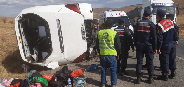 Tur otobüsü devrildi: 1 ölü, 30 yaralı