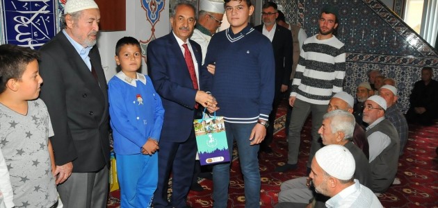 Akşehir’de camiye giden çocuklar ödüllendirildi