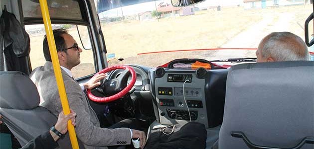 Konya’da belediye başkanı minibüs direksiyonuna geçti