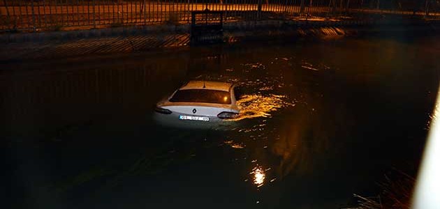 Sulama kanalına düşen otomobilin sürücüsü aracı bırakıp kaçtı