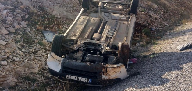 Konya’da hafif ticari araç devrildi: 2 yaralı