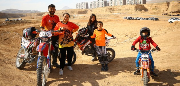 Babanın motosiklet tutkusu ailesini de sardı