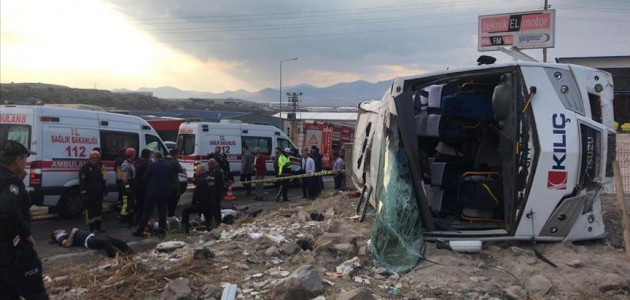 Kayseri’de işçi servis midibüsü devrildi: 20 yaralı